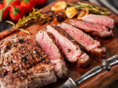 Prea multă carne roșie? Excesul nu e glumă!