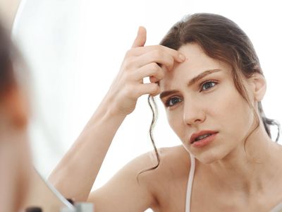 Menstruație neregulată, acnee și pilozitate excesivă