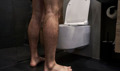 Jetul slab și urinarea în reprize apar doar din cauza vârstei