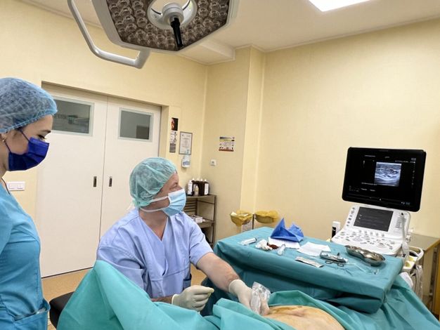 Dr. Costin Duțu, medic primar chirurg cu competență în chirurgie generală și laparoscopică, Master Surgeon in Hernia Surgery și Fellow in Abdominal Wall Surgery